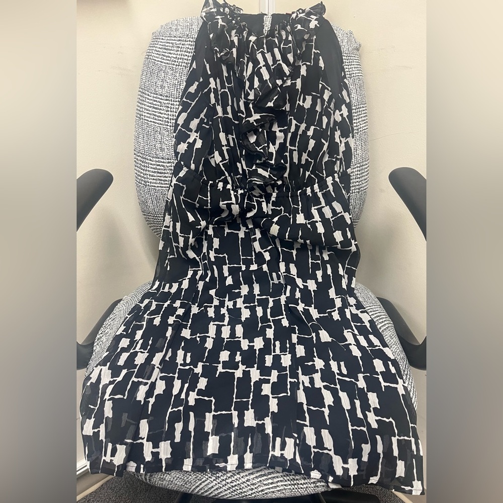 Elegant yet comfortable and fun ! Black and White classiccPatterned Dress